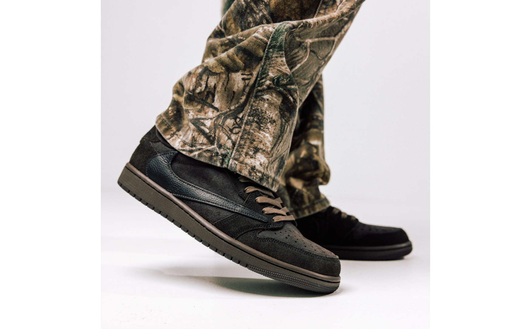 Jordan 1 Retro Low OG SP Travis Scott Velvet Brown