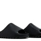 YEEZY Slide Zwart met ergonomisch voetbed en geprofileerde zool