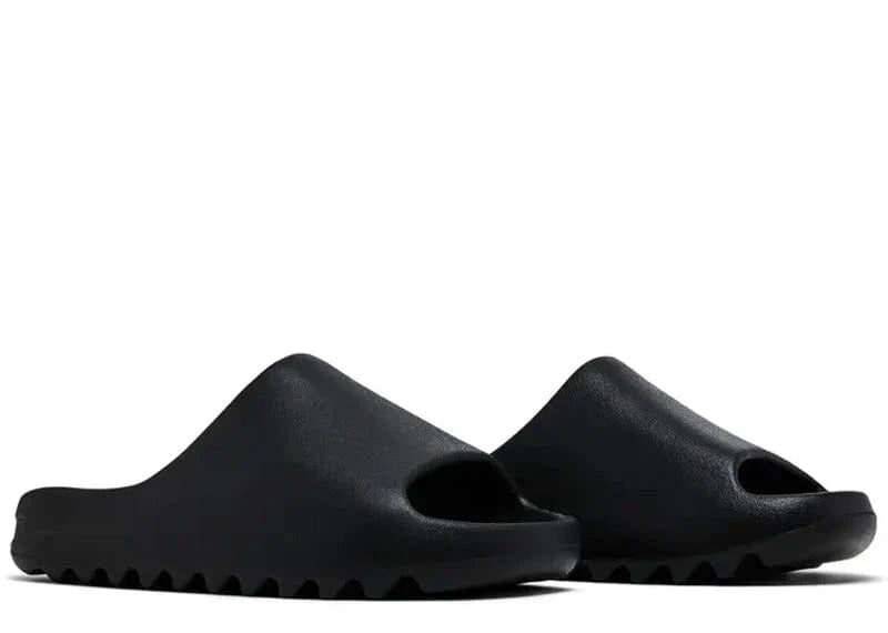 YEEZY Slide Zwart met ergonomisch voetbed en geprofileerde zool